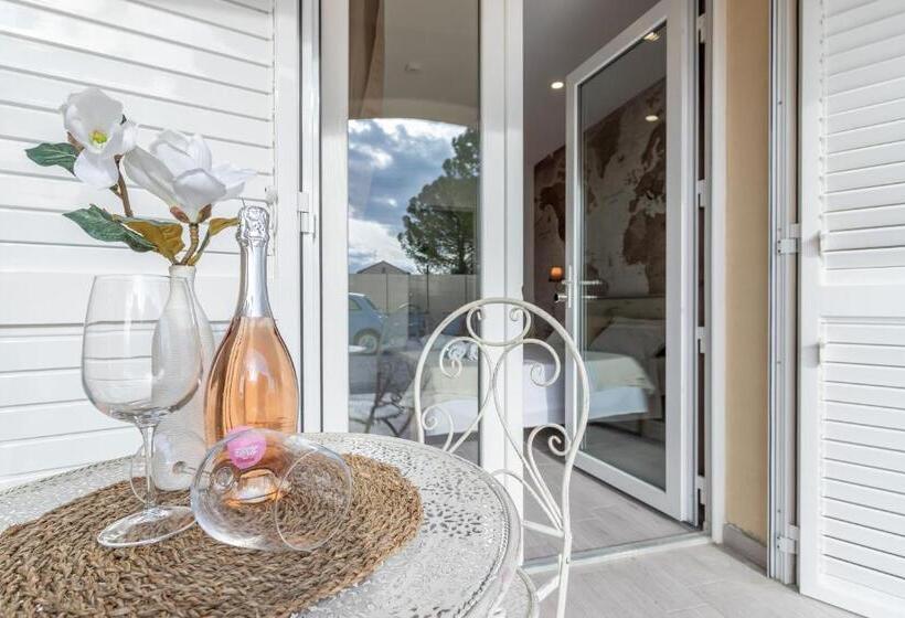 استودیو استاندارد با چشم‌انداز استخر, Villa Cangiano B&b And Pool