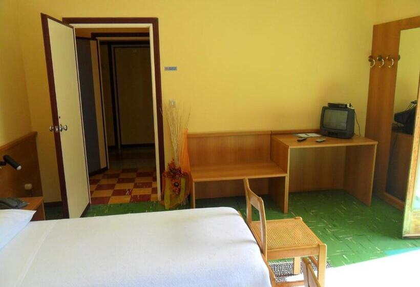 Четырехместный Номер Стандарт с Балконом, Albergo Motel Dosdè B&b