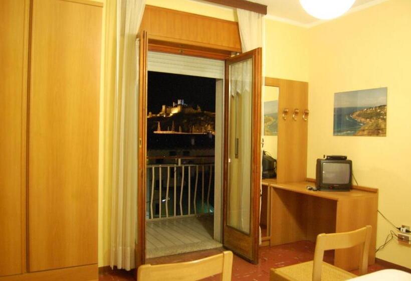 חדר לארבעה סטנדרטי עם מרפסת, Albergo Motel Dosdè B&b