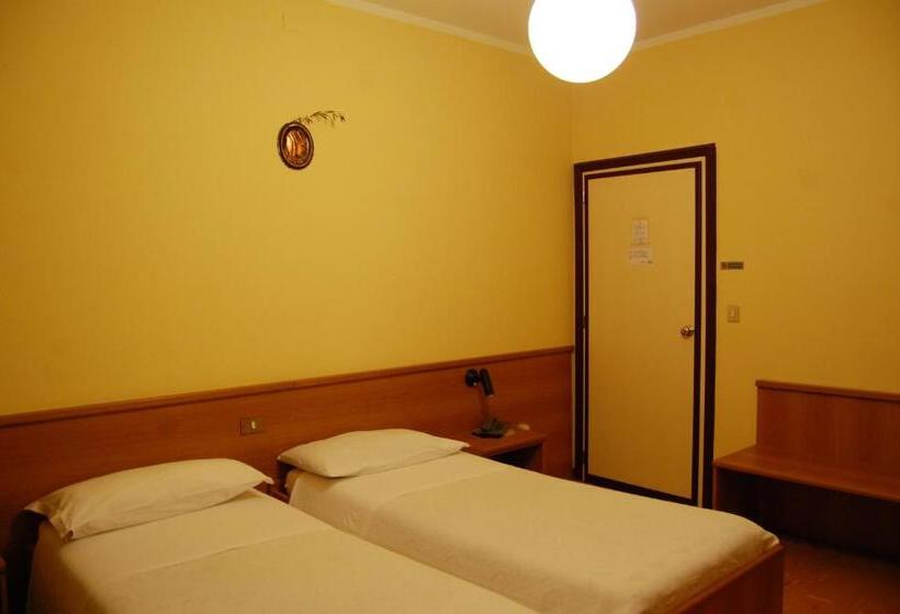 חדר לארבעה סטנדרטי עם מרפסת, Albergo Motel Dosdè B&b