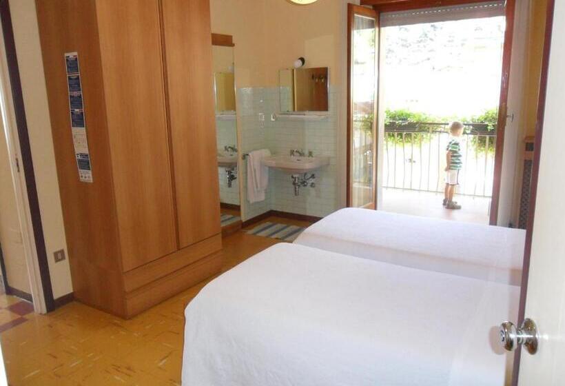Четырехместный Номер Стандарт с Балконом, Albergo Motel Dosdè B&b