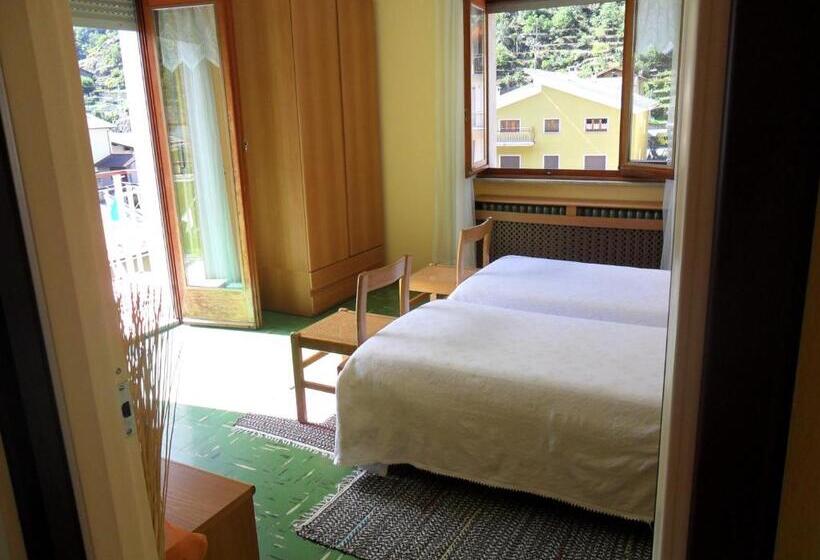 חדר לארבעה סטנדרטי עם מרפסת, Albergo Motel Dosdè B&b