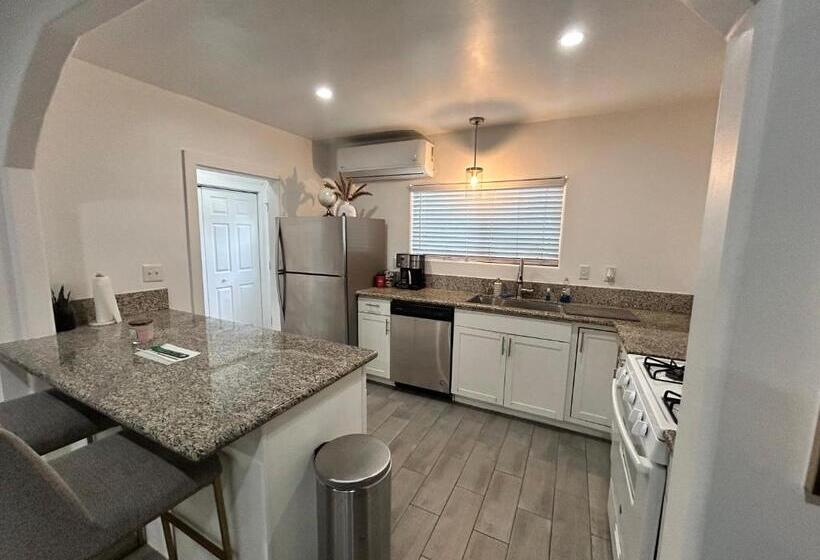 Апартаменты 1 Спальня Вид на Сад, Luxury Mid City Home With Firepit