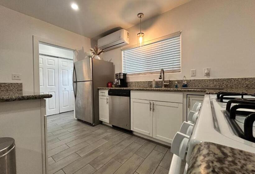 Апартаменты 1 Спальня Вид на Сад, Luxury Mid City Home With Firepit