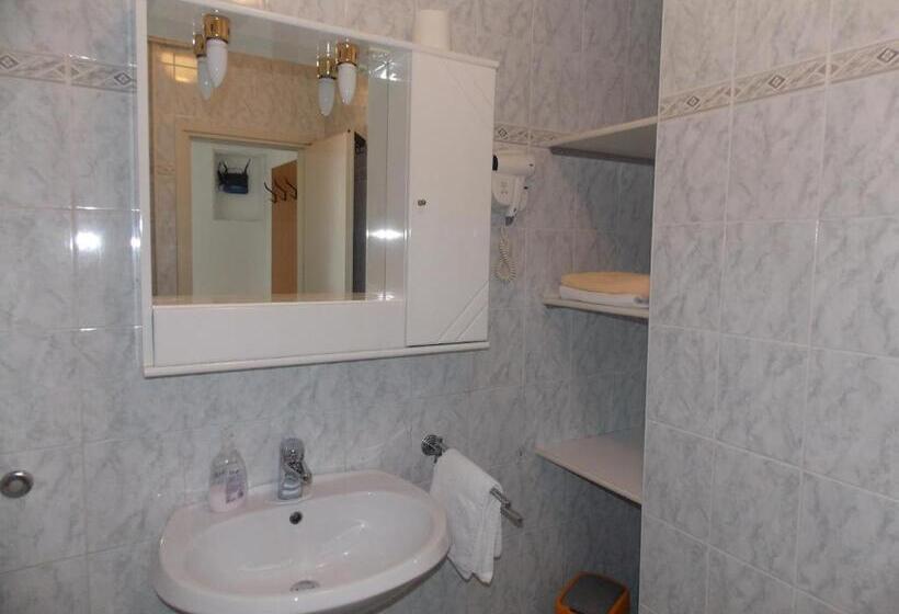 Triple Room Sea View, Apartments & Rooms Karmen