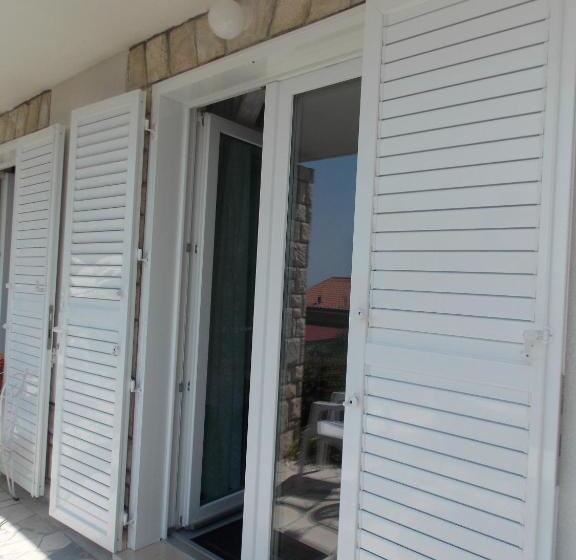 Triple Room Sea View, Apartments & Rooms Karmen