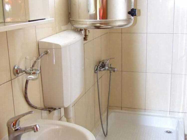 اتاق استاندارد سه تخته با سرویس بهداشتی مشترک, Hostel Domestika