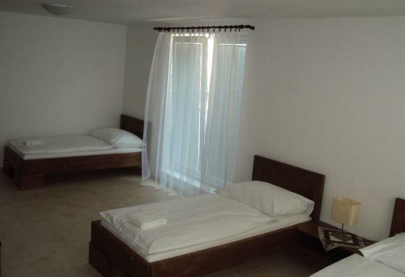 Quarto Triplo Estandar, Motel Senec