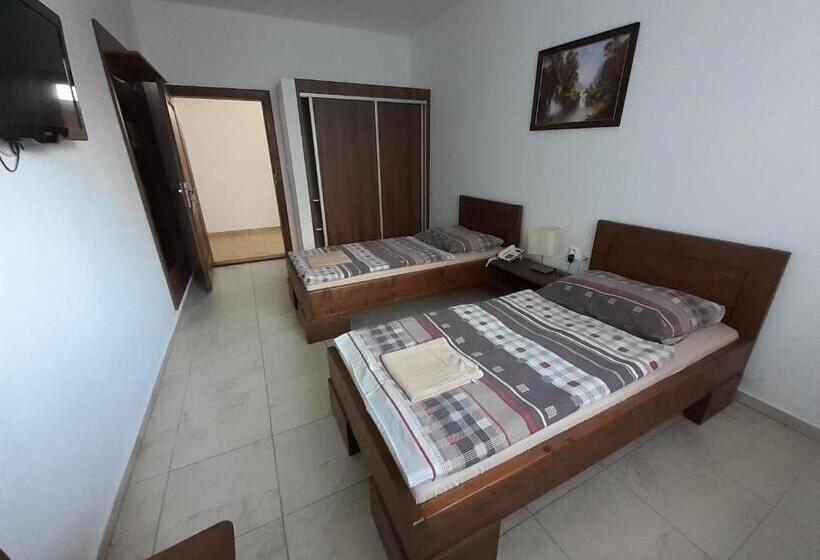 공용 욕실 구비 공동 객실 내의 침대, Motel Senec