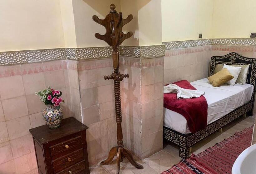 اتاق استاندارد سه نفره, Riad Douja