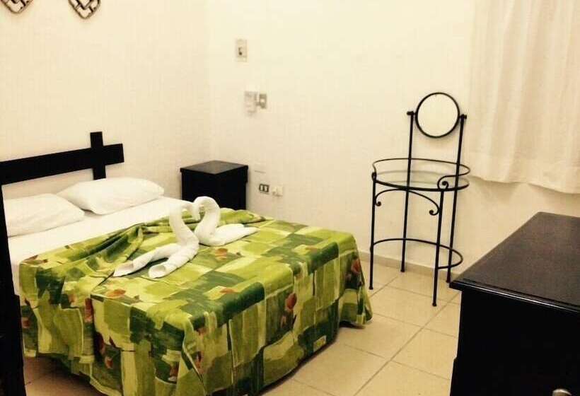 バス共有のスタンダードルーム, Charlys Hostal   Hostel