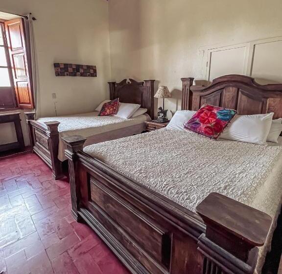 اتاق استاندارد چهار تخته, Hostal Antigüeño