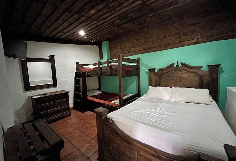 اتاق استاندارد چهار تخته, Hostal Antigüeño