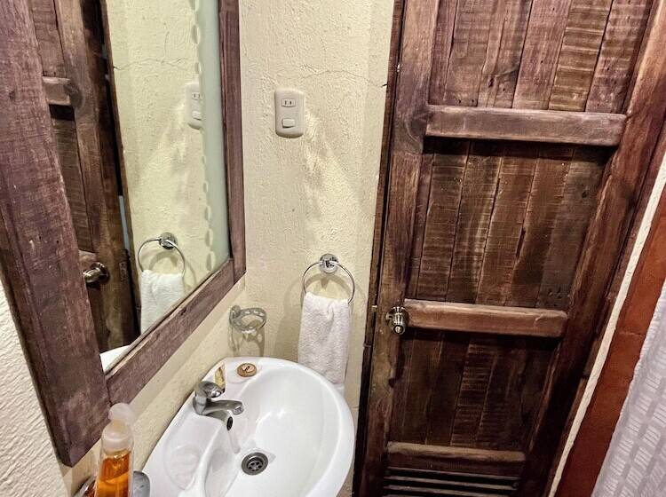 اتاق استاندارد چهار تخته, Hostal Antigüeño