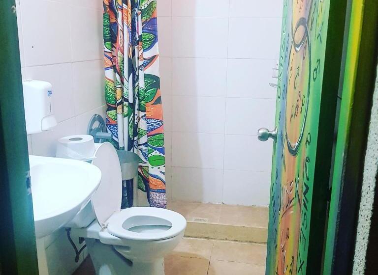 バルコニー付きスタンダードトリプルルーム, Montevideo Port Hostel