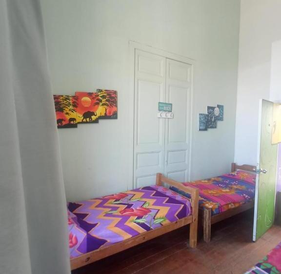 Трехместный Номер Стандарт с Балконом, Montevideo Port Hostel