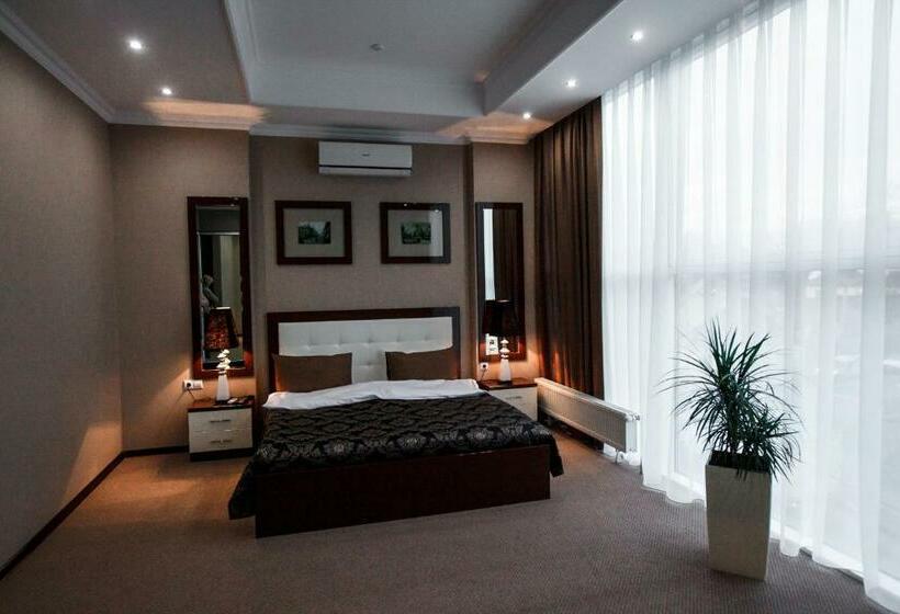 جناح جونيور كومفورت, Chernivtsi Arbat