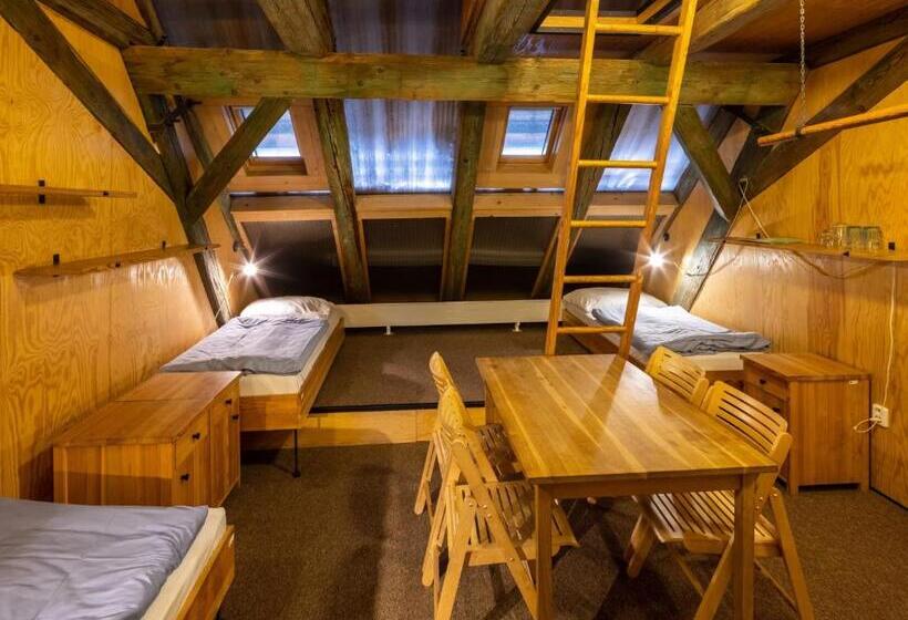 Четырехместный номер эконом класса с общей ванной комнатой, A Hostel Zámecký Pivovar Litomyšl