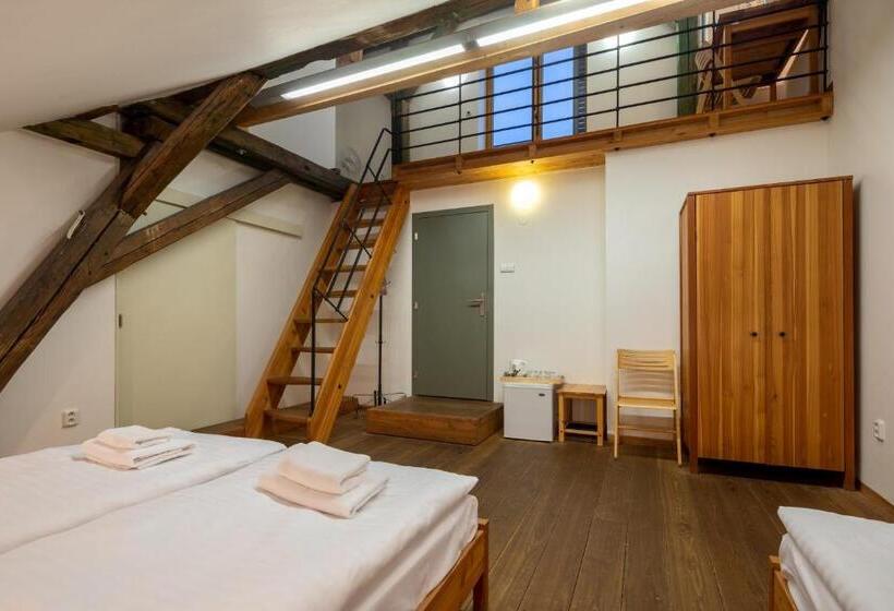 Номер Стандарт Трехместный, A Hostel Zámecký Pivovar Litomyšl
