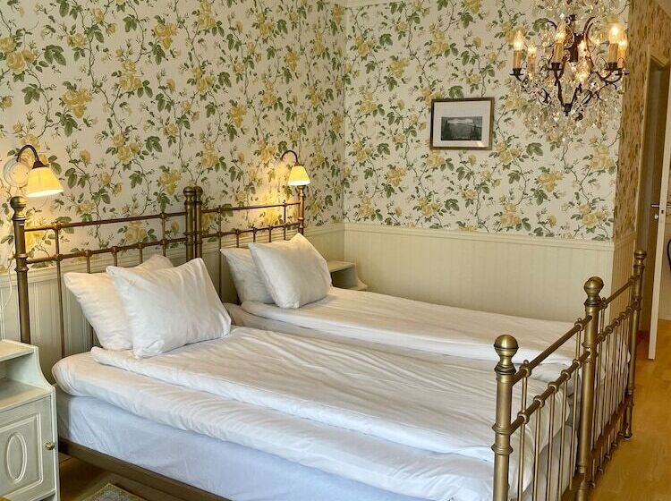 Номер Deluxe, Slottsgården