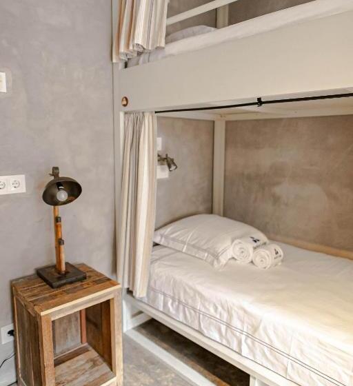 Семейный Номер, Surfers Lodge Peniche