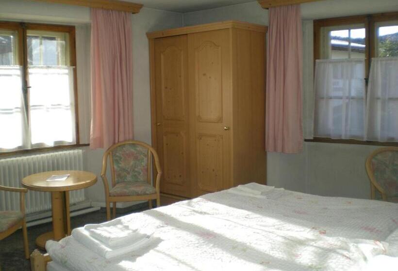 غرفة قياسية حمام مشترك, Danis