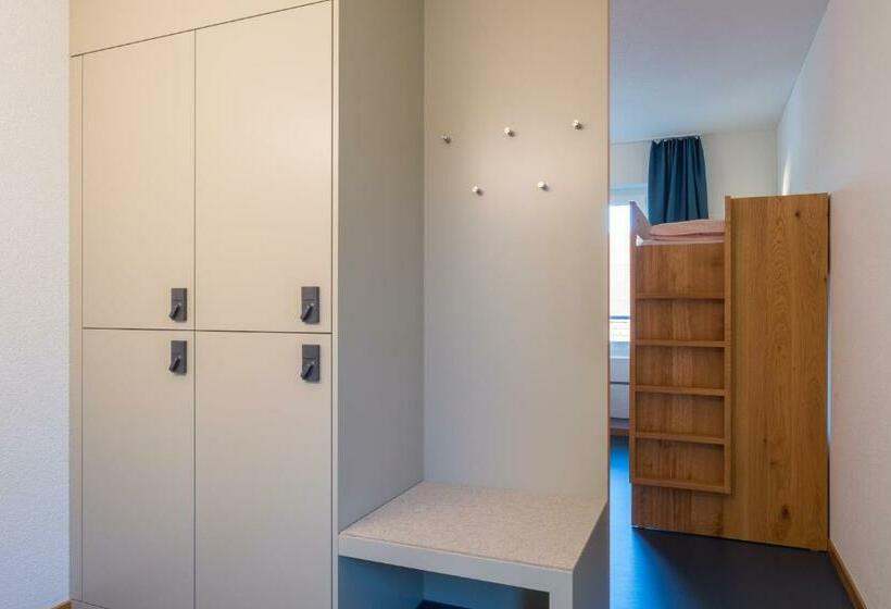 חדר סטנדרטי לארבעה עם חדר אמבטיה משותף, Zug Youth Hostel
