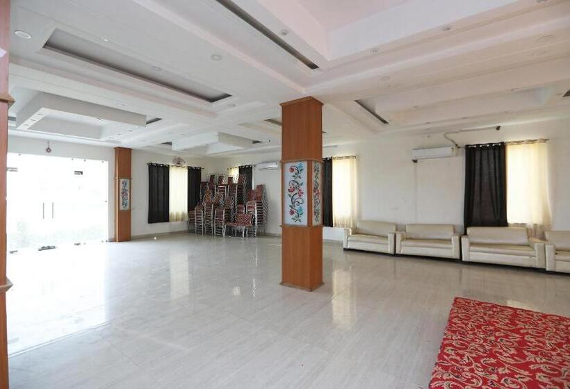 三人经典房间, Oyo Diamond Resort