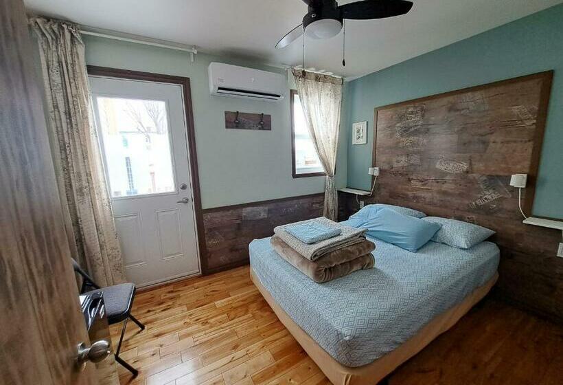 Номер Стандарт с Балконом, Auberge Jeunesse à Loulou