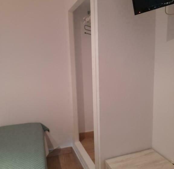 标准三人间, Hostal Casandra   Antiguo Hostal Los Valencianos