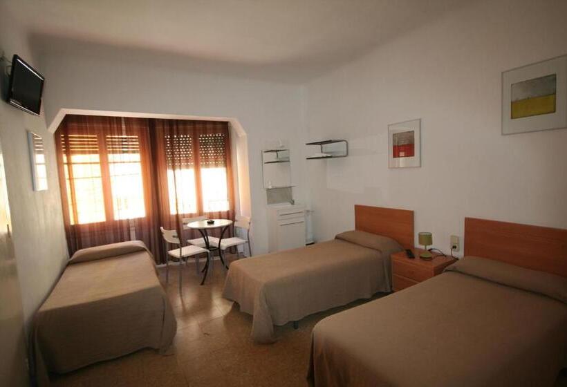 Трехместный Номер Стандарт Совместная Ванная, Hostal Juventus
