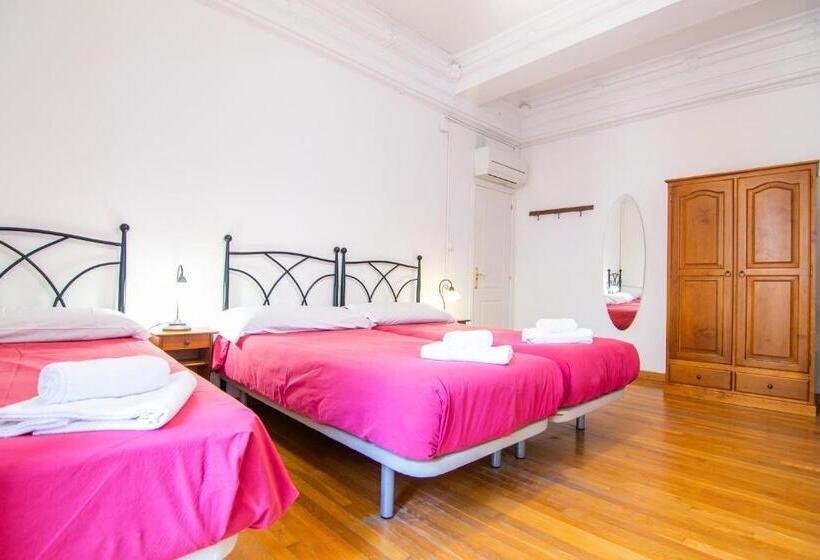 اتاق سه‌نفرۀ استاندارد با سرویس بهداشتی بیرون از اتاق, Kasa Katia Guest House