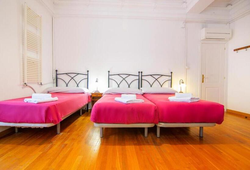اتاق سه‌نفرۀ استاندارد با سرویس بهداشتی بیرون از اتاق, Kasa Katia Guest House