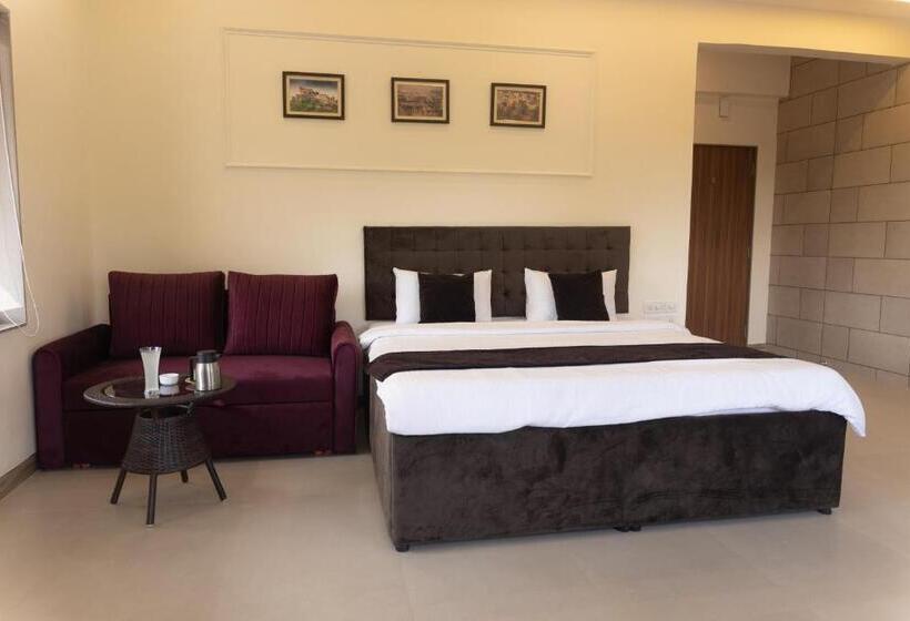 اتاق سوپریور با تخت بزرگ, Girivihar Holiday Club   Pure Veg
