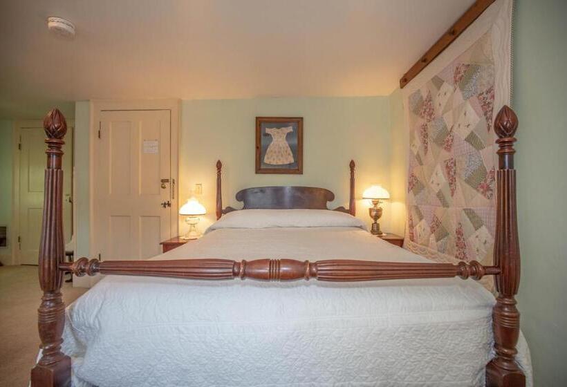 スタンダードトリプルルーム, Clark Currier Inn