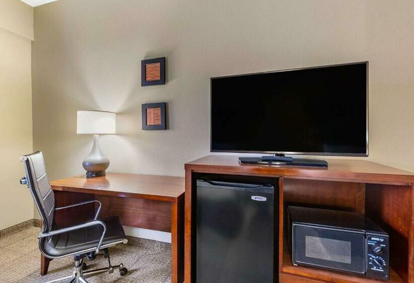 带2个双人床的标准工作室, Comfort Inn Aikens Center