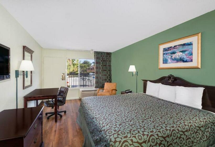 스탠다드 룸 킹사이즈 침대, Travelodge By Wyndham Fort Myers North