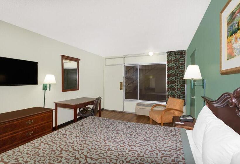 חדר דחוקס עם מיטת קינג, Travelodge By Wyndham Fort Myers North