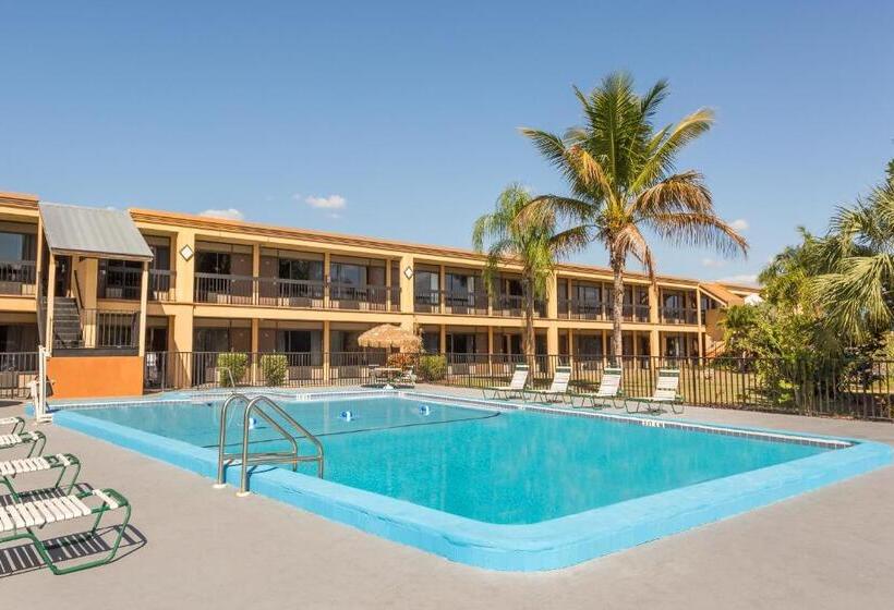 디럭스 룸, Travelodge By Wyndham Fort Myers North