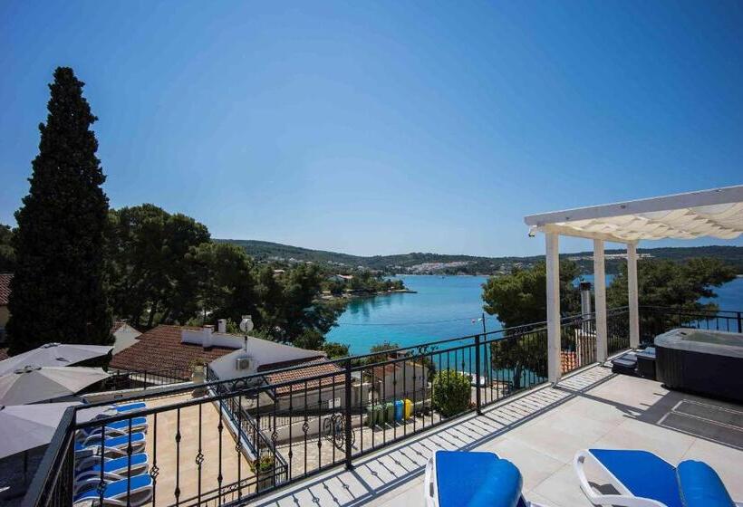 اتاق لوکس با بالکن و چشم‌انداز دریا, Boutique Guesthouse Sveti Petar, On The Beach, Heated Pool & Boat Berth   Adult Only