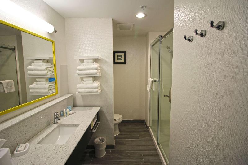 Номер Стандарт Кровать Кинг Адаптированный для Инвалидов, Hampton Inn West Plains