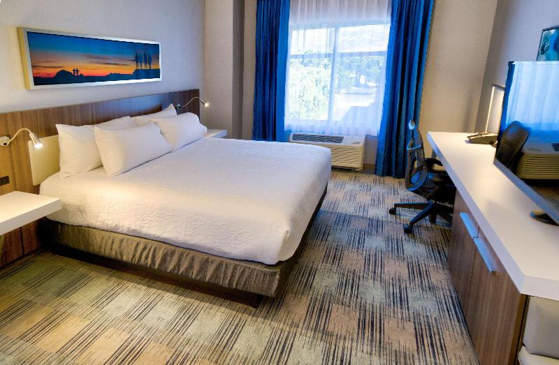 标准间带游泳池, Hilton Garden Inn Santa Barbara/goleta