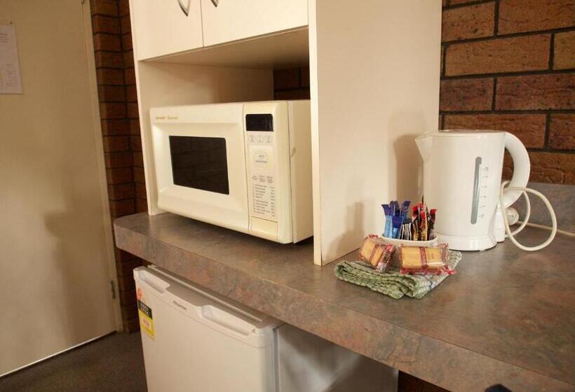 اتاق خانوادگی, Ruthven Street Motor Inn