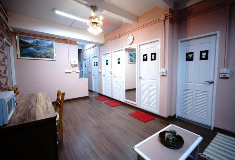اتاق استاندارد با سرویس بهداشتی مشترک, Urban Hostel Bangkok
