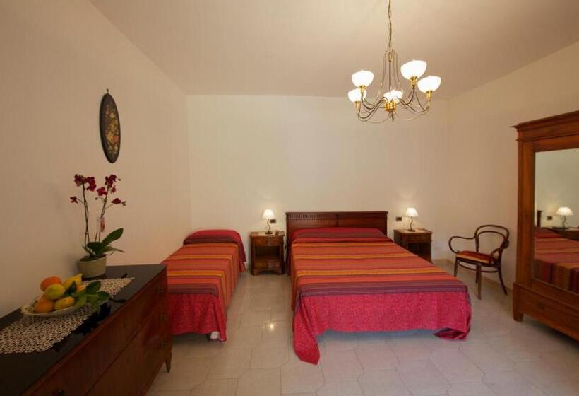 اتاق استاندارد سه نفره, Agriturismo La Lobra