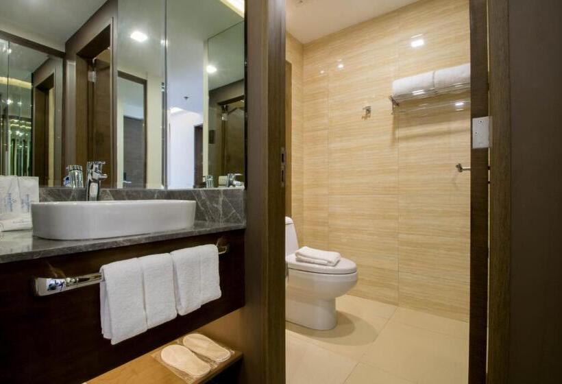 غرفة ديلوكس مطلة على حمام السباحة, Boracay Haven Suites