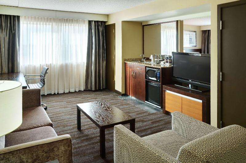 带大床的标准间, Doubletree By Hilton Lafayette East, In