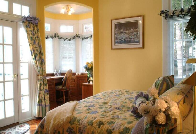 Номер Стандарт с Балконом, Lake George Boathouse Waterfront Lodging