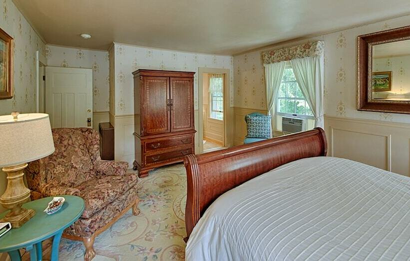 Номер Стандарт, Warm Springs Inn & Winery