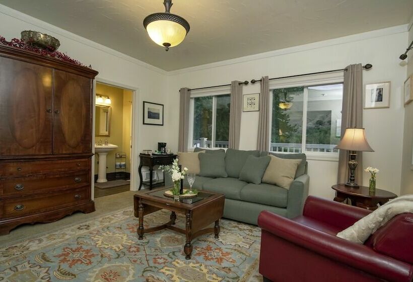 Номер Стандарт, Warm Springs Inn & Winery